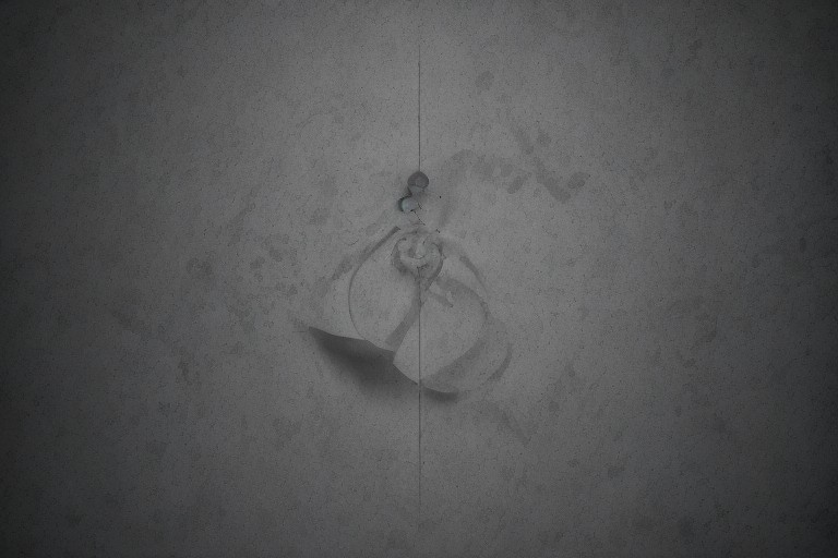 Срединный путь между искушением и чистотой символ